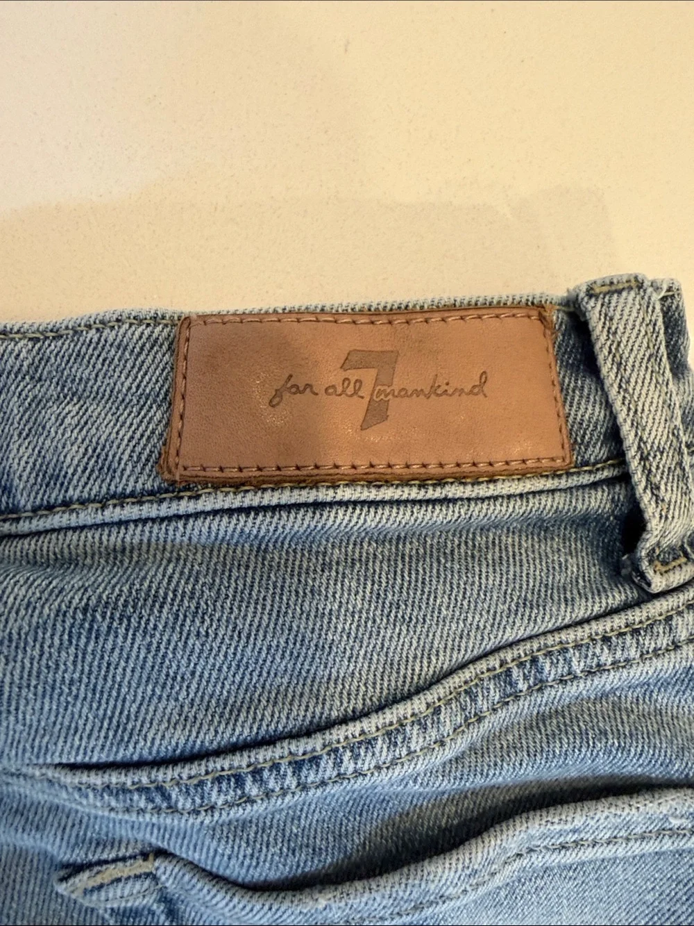 7 For All Mankind Cropped Alexa in Must